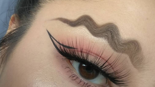 Wave pattern on one eyebrow